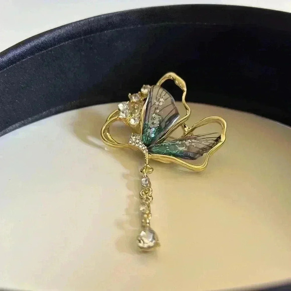 Luxury Gradient Butterfly Brooch - Picture 4 of 9
